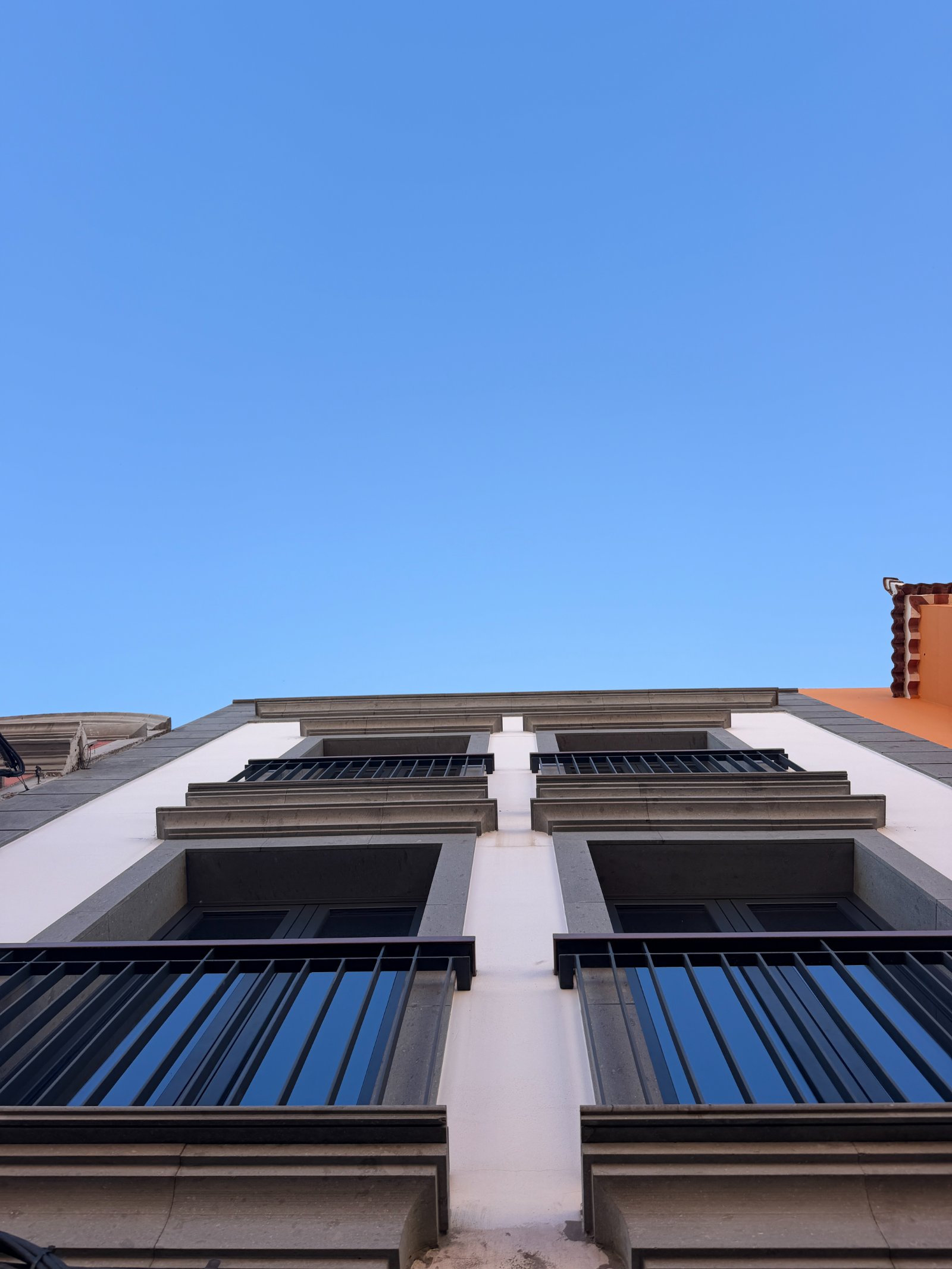 Detalle de fachada y balcones